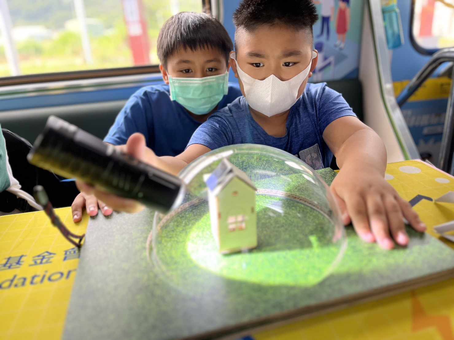 竞技联盟德州參與基礎科學主題車廂，以STEAM教學精神，設計「逐日科學家」、「太陽能工程師」以及「淨零建築師」三大能源科普課程和實驗